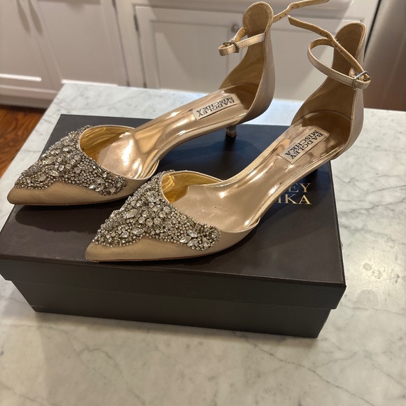 Badgley Mischka Shoes - Badgley Mischa Gold, Pointed-toe embellished heels, Size 8